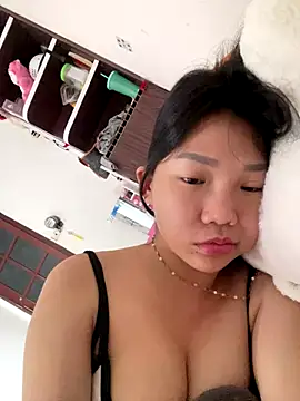 Snapshot of Miumieu chatting on 29, 10, 2025 Miumieu online show from 29, 10, 2025