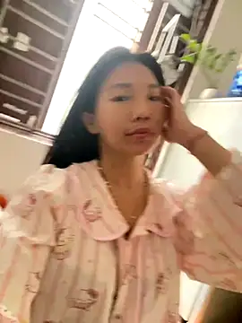 Snapshot of Miumieu chatting on 8, 11, 2025 Miumieu online show from 8, 11, 2025