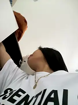 Snapshot of Miumieu chatting on 13, 11, 2025 Miumieu online show from 13, 11, 2025