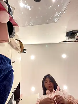 Snapshot of Miumieu chatting on 4, 12, 2025 Miumieu online show from 4, 12, 2025