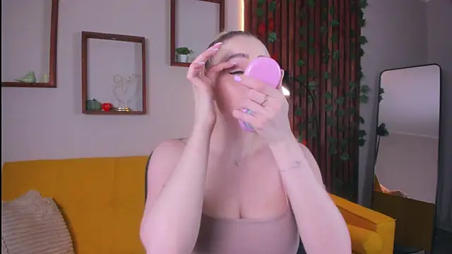 Snapshot of AvroraGoldie chatting on 5, 12, 2025 AvroraGoldie online show from 5, 12, 2025