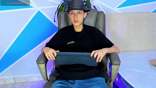 Snapshot of ArthurCox chatting on 22, 9, 2025 ArthurCox online show from 22, 9, 2025