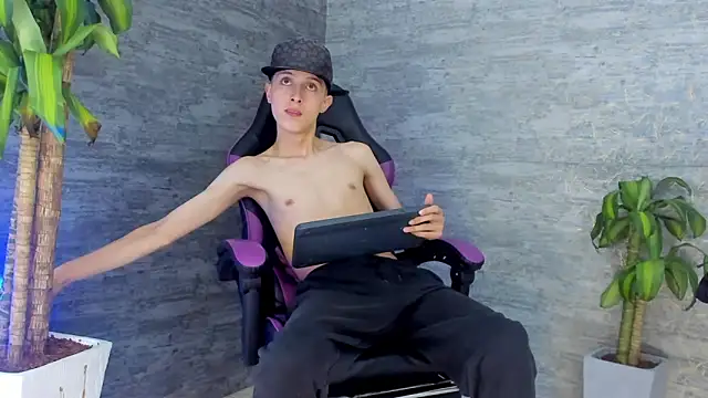 Snapshot of ArthurCox chatting on 13, 10, 2025 ArthurCox online show from 13, 10, 2025