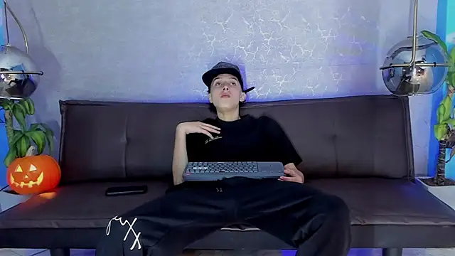 Snapshot of ArthurCox chatting on 28, 10, 2025 ArthurCox online show from 28, 10, 2025