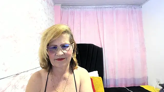 Snapshot of esmeraldaladys chatting on 12, 10, 2025 esmeraldaladys online show from 12, 10, 2025