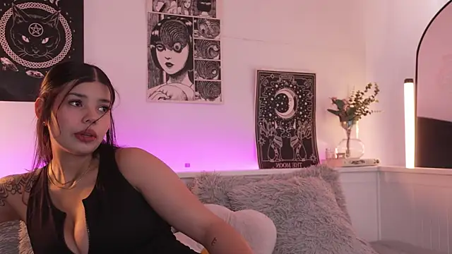 Snapshot of sophieee_art chatting on 11, 9, 2025 sophieee art online show from 11, 9, 2025