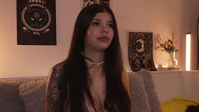 Snapshot of sophieee_art chatting on 12, 10, 2025 sophieee art online show from 12, 10, 2025