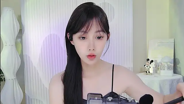 Snapshot of Nuan_Qi chatting on 6, 10, 2025 Nuan Qi online show from 6, 10, 2025