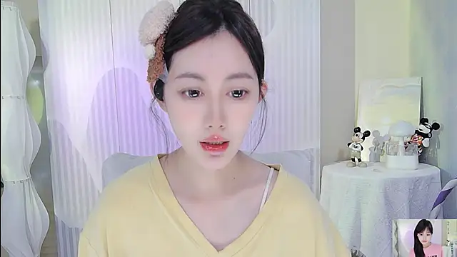 Snapshot of Nuan_Qi chatting on 11, 10, 2025 Nuan Qi online show from 11, 10, 2025