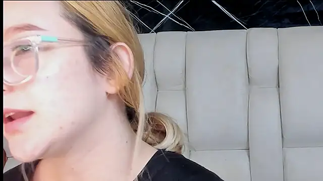 Snapshot of kristal_joi_dl chatting on 21, 11, 2025 kristal joi dl online show from 21, 11, 2025