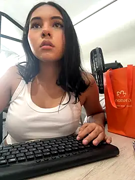 AlinnaRosee  online show from 2, 12, 2025