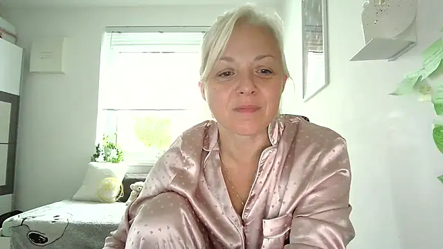 Linsy Kim online show from 16, 9, 2025