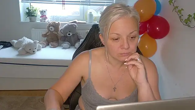 Linsy Kim online show from 14, 12, 2025