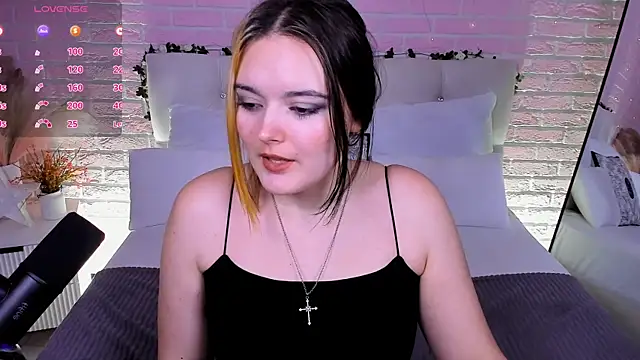 Snapshot of HeyMary chatting on 8, 10, 2025 HeyMary online show from 8, 10, 2025