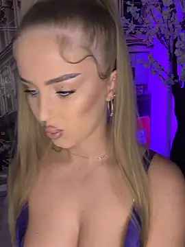 AubrieleRouj1 online show from 19, 4, 2026