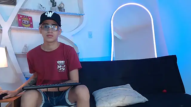 Snapshot of PRETTY_FEM chatting on 12, 9, 2025 PRETTY FEM online show from 12, 9, 2025