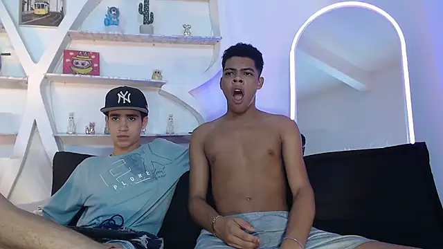 Snapshot of PRETTY_FEM chatting on 19, 9, 2025 PRETTY FEM online show from 19, 9, 2025