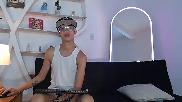 Snapshot of PRETTY_FEM chatting on 22, 9, 2025 PRETTY FEM online show from 22, 9, 2025