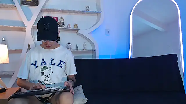 Snapshot of PRETTY_FEM chatting on 29, 9, 2025 PRETTY FEM online show from 29, 9, 2025