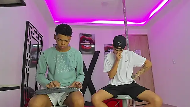 Snapshot of PRETTY_FEM chatting on 12, 10, 2025 PRETTY FEM online show from 12, 10, 2025