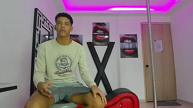 Snapshot of PRETTY_FEM chatting on 16, 10, 2025 PRETTY FEM online show from 16, 10, 2025