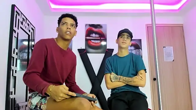 Snapshot of PRETTY_FEM chatting on 19, 10, 2025 PRETTY FEM online show from 19, 10, 2025