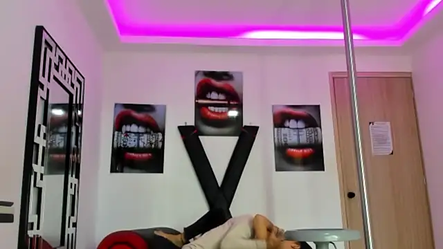 Snapshot of PRETTY_FEM chatting on 21, 10, 2025 PRETTY FEM online show from 21, 10, 2025