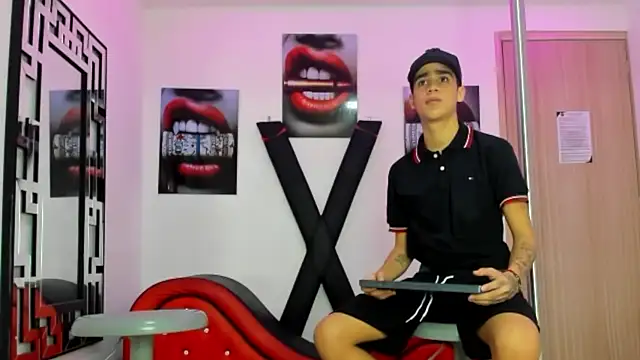 Snapshot of PRETTY_FEM chatting on 25, 10, 2025 PRETTY FEM online show from 25, 10, 2025