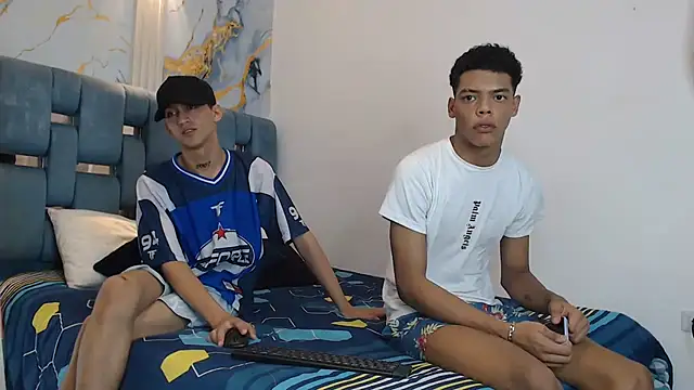 Snapshot of PRETTY_FEM chatting on 18, 12, 2025 PRETTY FEM online show from 18, 12, 2025