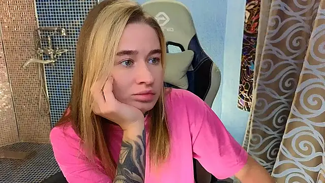 LeilaUv online show from 3, 10, 2025