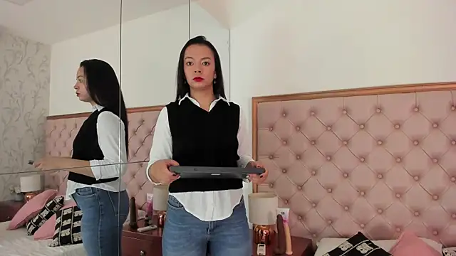 Snapshot of hillary_chen chatting on 27, 9, 2025 hillary chen online show from 27, 9, 2025