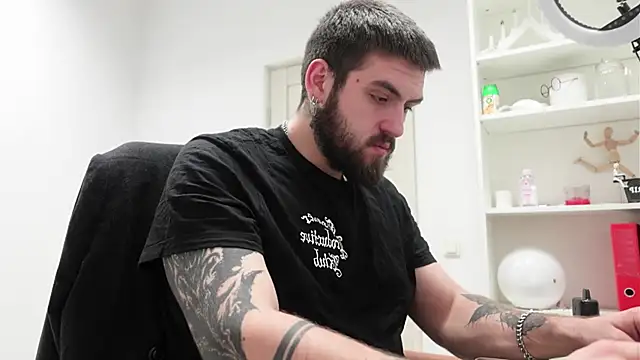 Snapshot of Mike_Platano chatting on 28, 11, 2025 Mike Platano online show from 28, 11, 2025