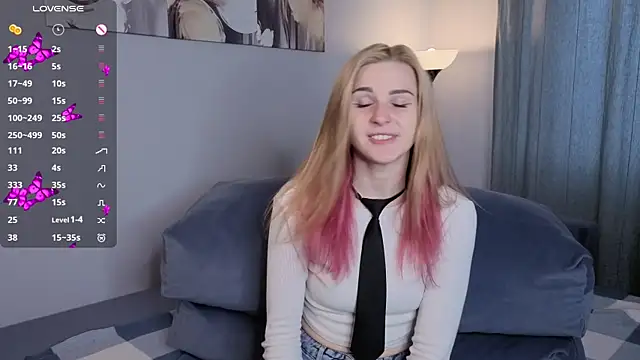 Snapshot of HelenMartines chatting on 15, 10, 2025 HelenMartines online show from 15, 10, 2025