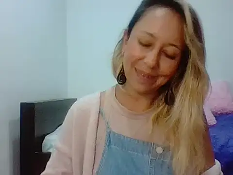 Snapshot of leah_susman chatting on 22, 11, 2025 leah susman online show from 22, 11, 2025