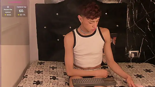 Snapshot of owen_sexy25 chatting on 16, 10, 2025 owen sexy25 online show from 16, 10, 2025