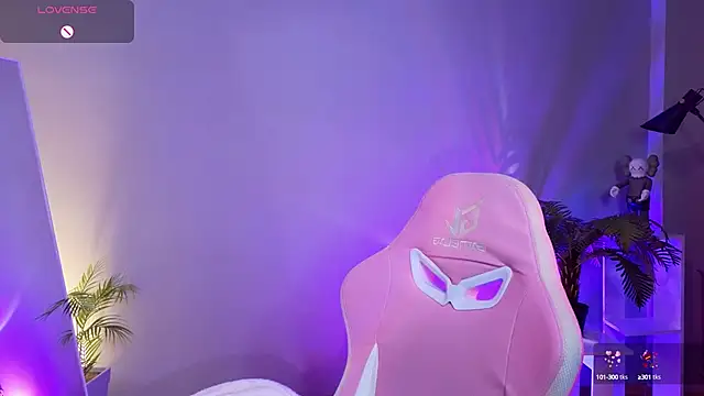 Snapshot of Lucy_louras chatting on 4, 10, 2025 Lucy louras online show from 4, 10, 2025