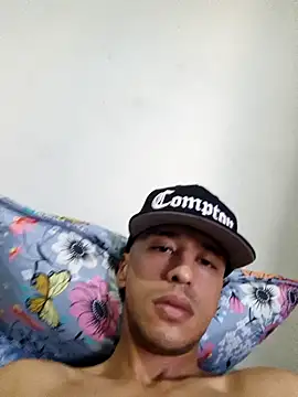 Snapshot of Santi2323xxX chatting on 4, 5, 2026 Santi2323xxX online show from 4, 5, 2026