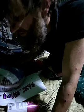 bearded cross online show from 19, 12, 2025