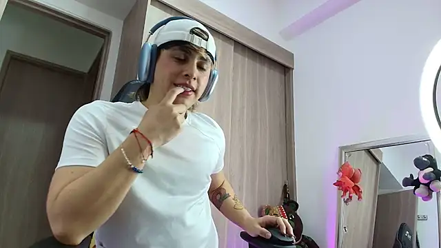 Snapshot of brunothompson3 chatting on 12, 9, 2025 brunothompson3 online show from 12, 9, 2025