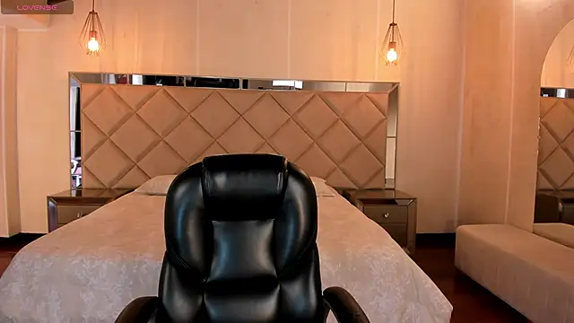 TiffannySins online show from 28, 2, 2026