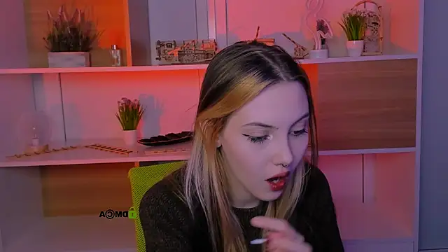 Snapshot of luna_tin chatting on 14, 10, 2025 luna tin online show from 14, 10, 2025