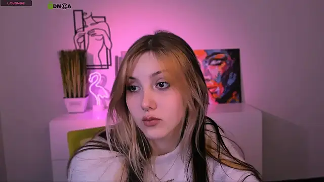 Snapshot of luna_tin chatting on 24, 11, 2025 luna tin online show from 24, 11, 2025