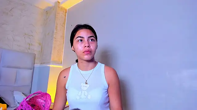 Snapshot of KimberlyLoren chatting on 6, 10, 2025 KimberlyLoren online show from 6, 10, 2025