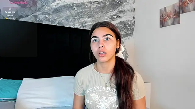 Snapshot of KimberlyLoren chatting on 28, 10, 2025 KimberlyLoren online show from 28, 10, 2025