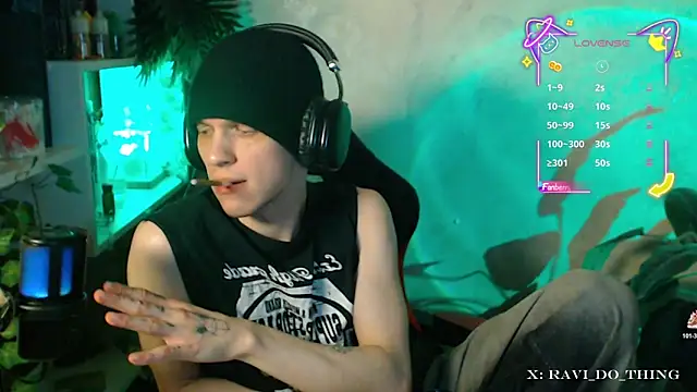 Snapshot of frozen_boy chatting on 29, 10, 2025 frozen boy online show from 29, 10, 2025