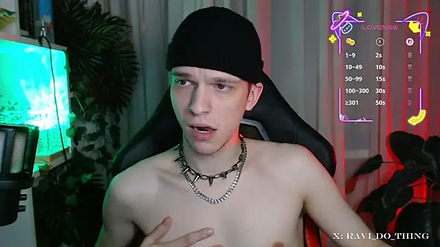 Snapshot of frozen_boy chatting on 13, 11, 2025 frozen boy online show from 13, 11, 2025