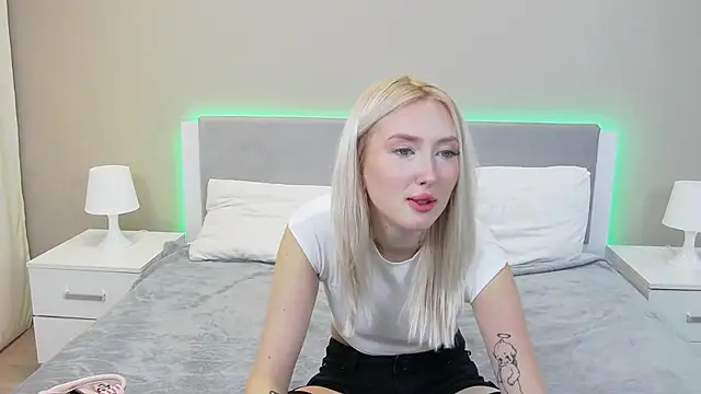 Snapshot of MarianeSun chatting on 25, 9, 2025 MarianeSun online show from 25, 9, 2025