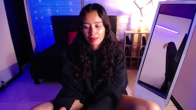 Snapshot of _Mia_Evans_1 chatting on 8, 11, 2025 Mia Evans 1 online show from 8, 11, 2025