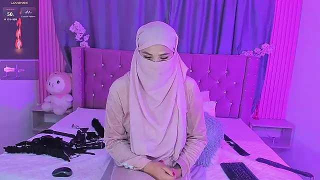 Snapshot of Nayla-Mouna chatting on 23, 4, 2026 Nayla-Mouna online show from 23, 4, 2026