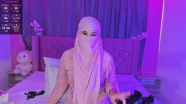 Snapshot of Nayla-Mouna chatting on 4, 5, 2026 Nayla-Mouna online show from 4, 5, 2026